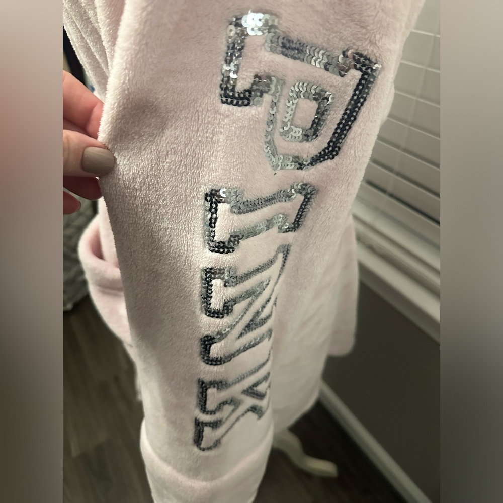 Victoria’s Secret  🖤 PINK 🖤 Fleece lined robe.